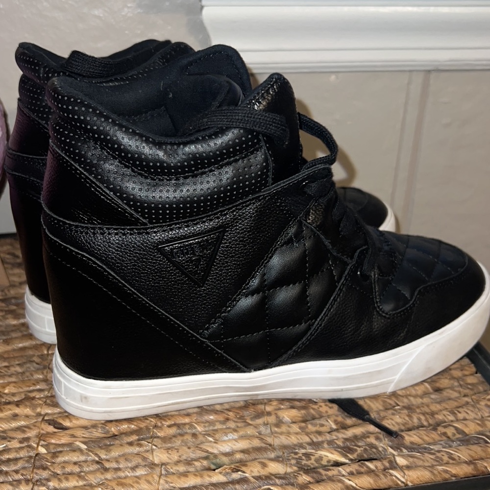 Stylish hightop sneaker, with GUESS logo detailing